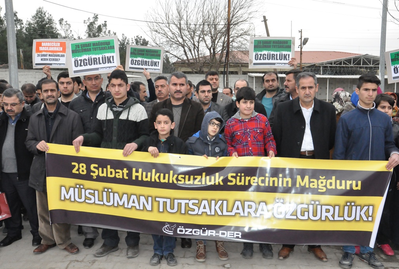 28 Şubat mağduru Müslümanlara özgürlük istediler 28 Şubat mağduru Müslümanlara özgürlük istediler